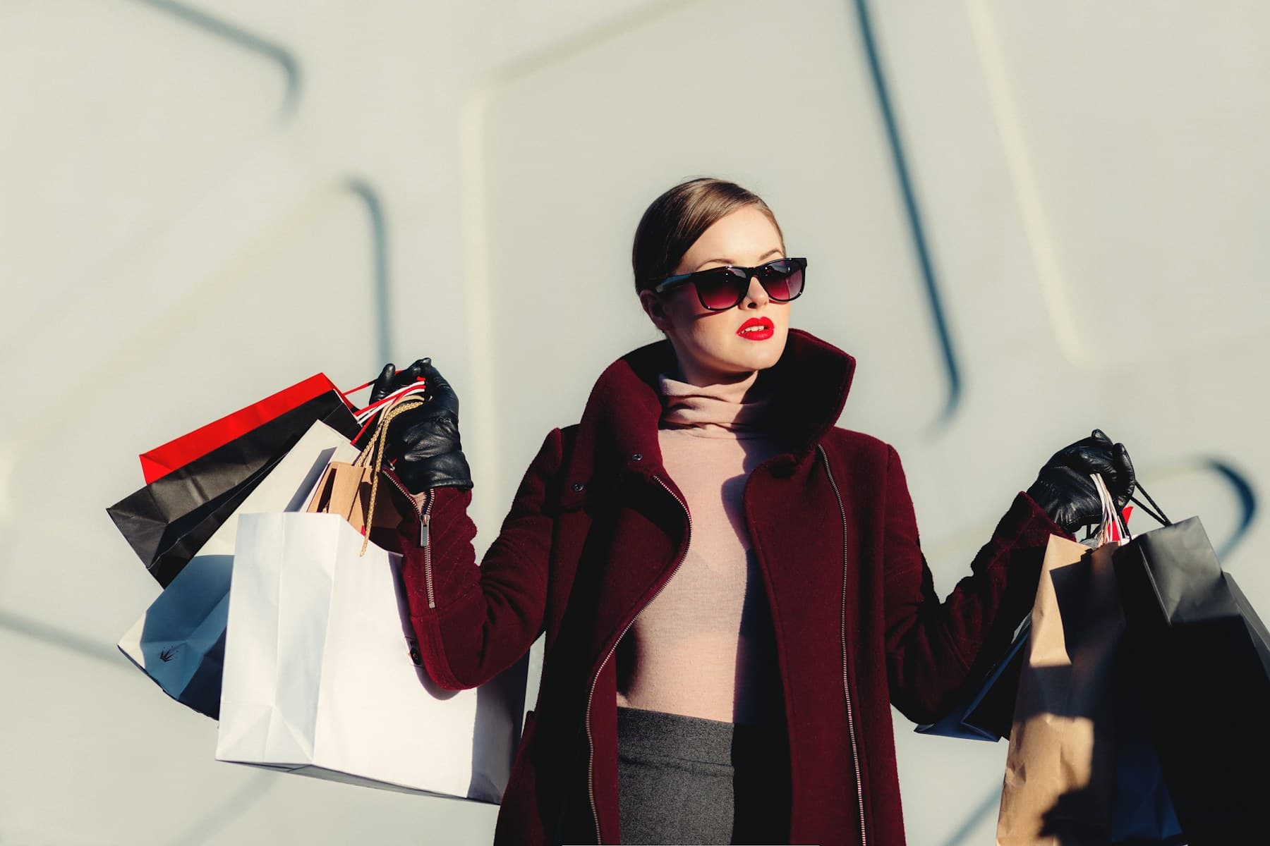 Модна сцена с чанти, дрехи и градски retail детайл